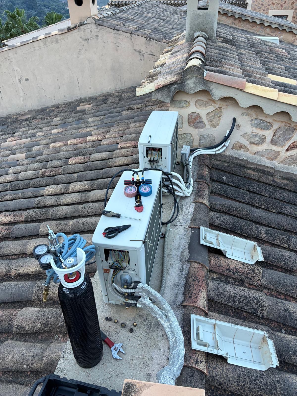 Maquina exterior aire acondicionado en tejado