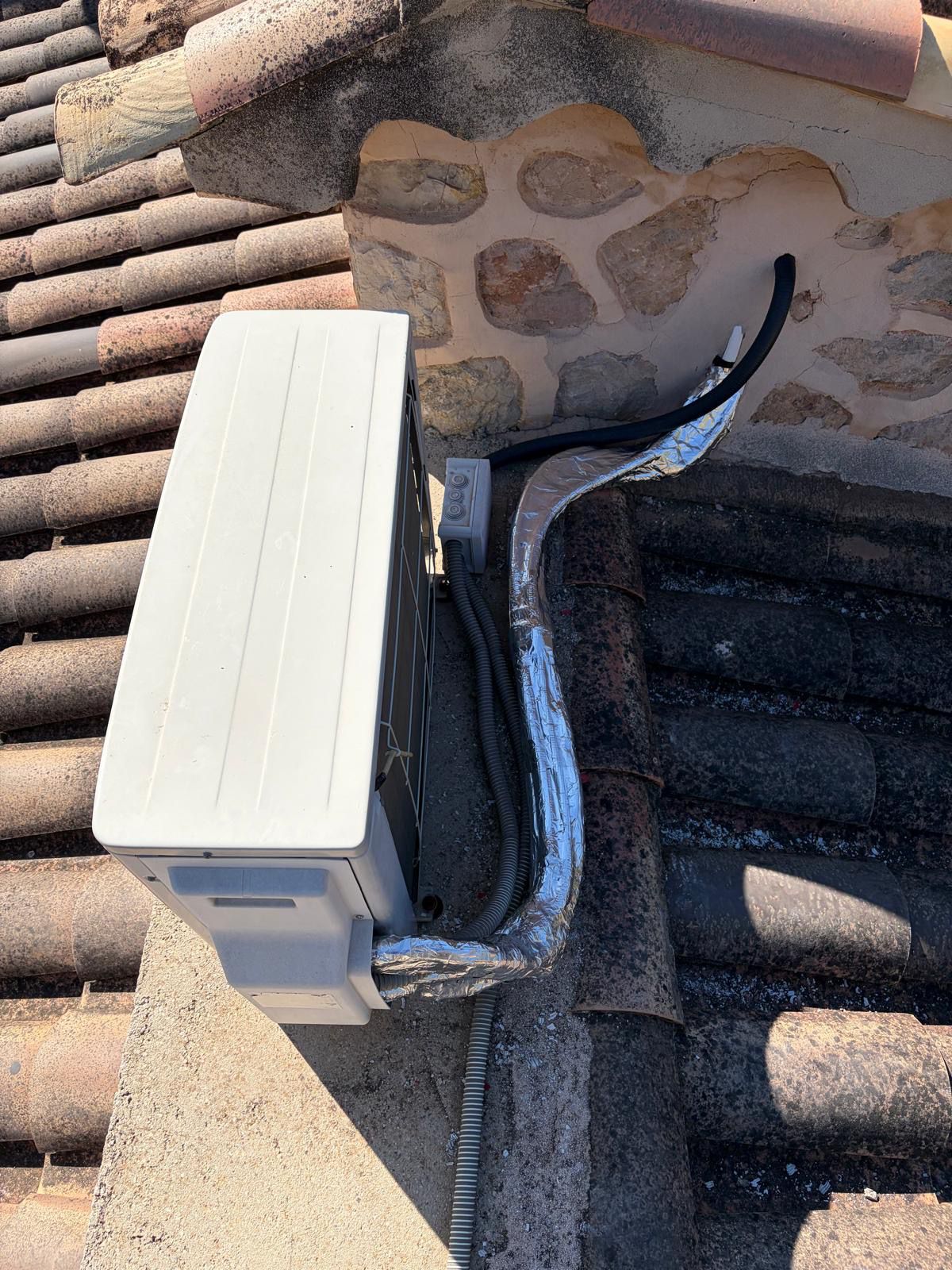 Maquina exterior aire acondicionado en tejado.jpeg2